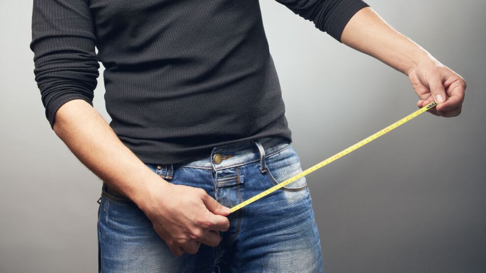 Un hombre con un gobernante mide un miembro