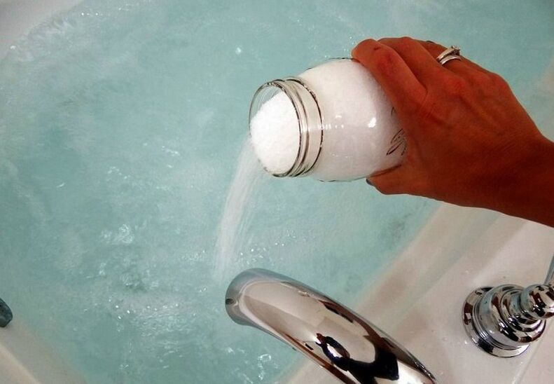 Tomar un baño con refresco para agrandar el pene.
